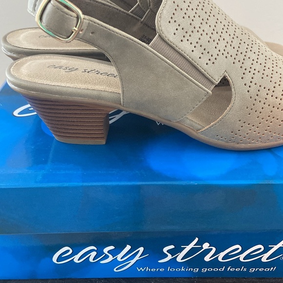 Women Sandals - Picture 2 of 8